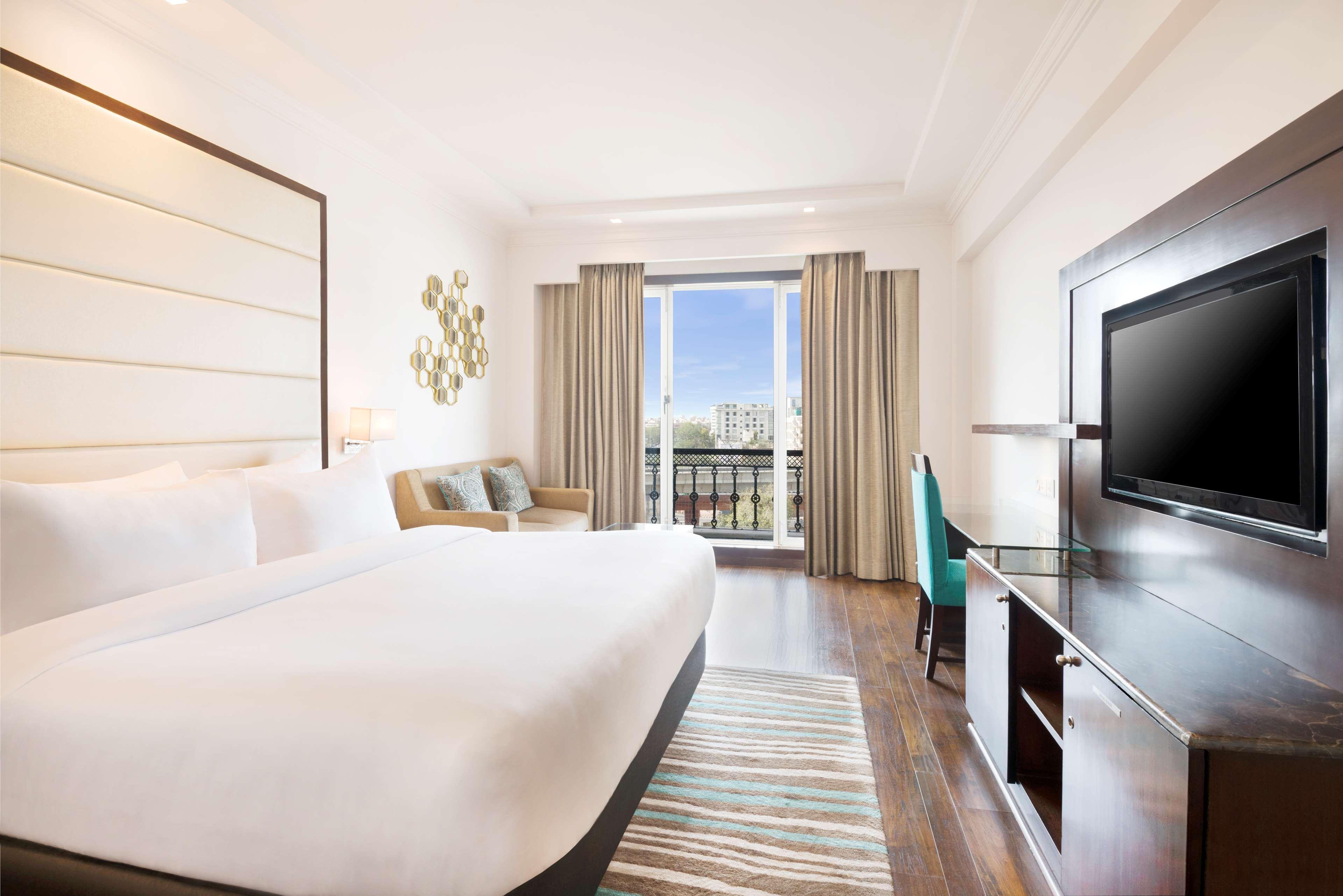 Radisson Jaipur City Center מראה חיצוני תמונה A room at the hotel