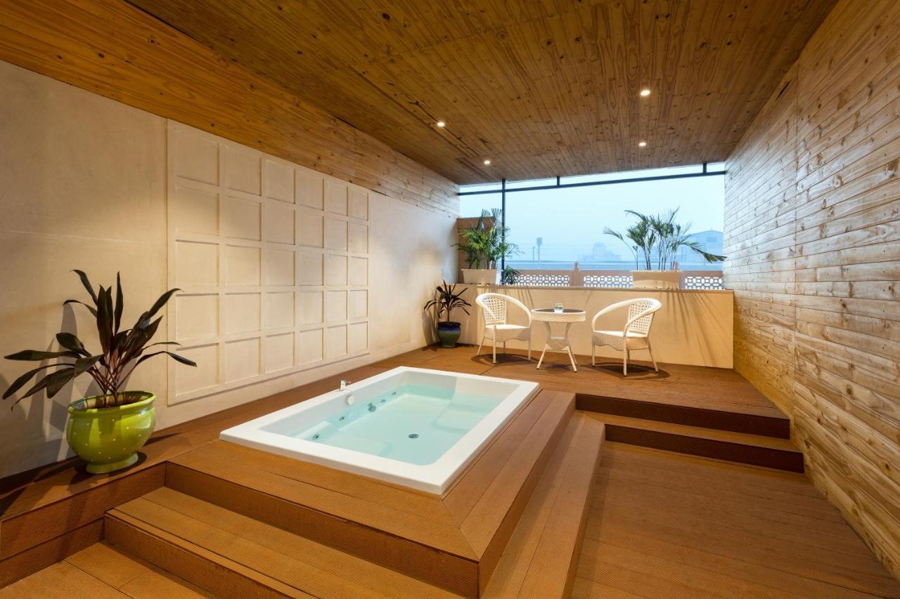 Radisson Jaipur City Center מראה חיצוני תמונה A private onsen in a hotel