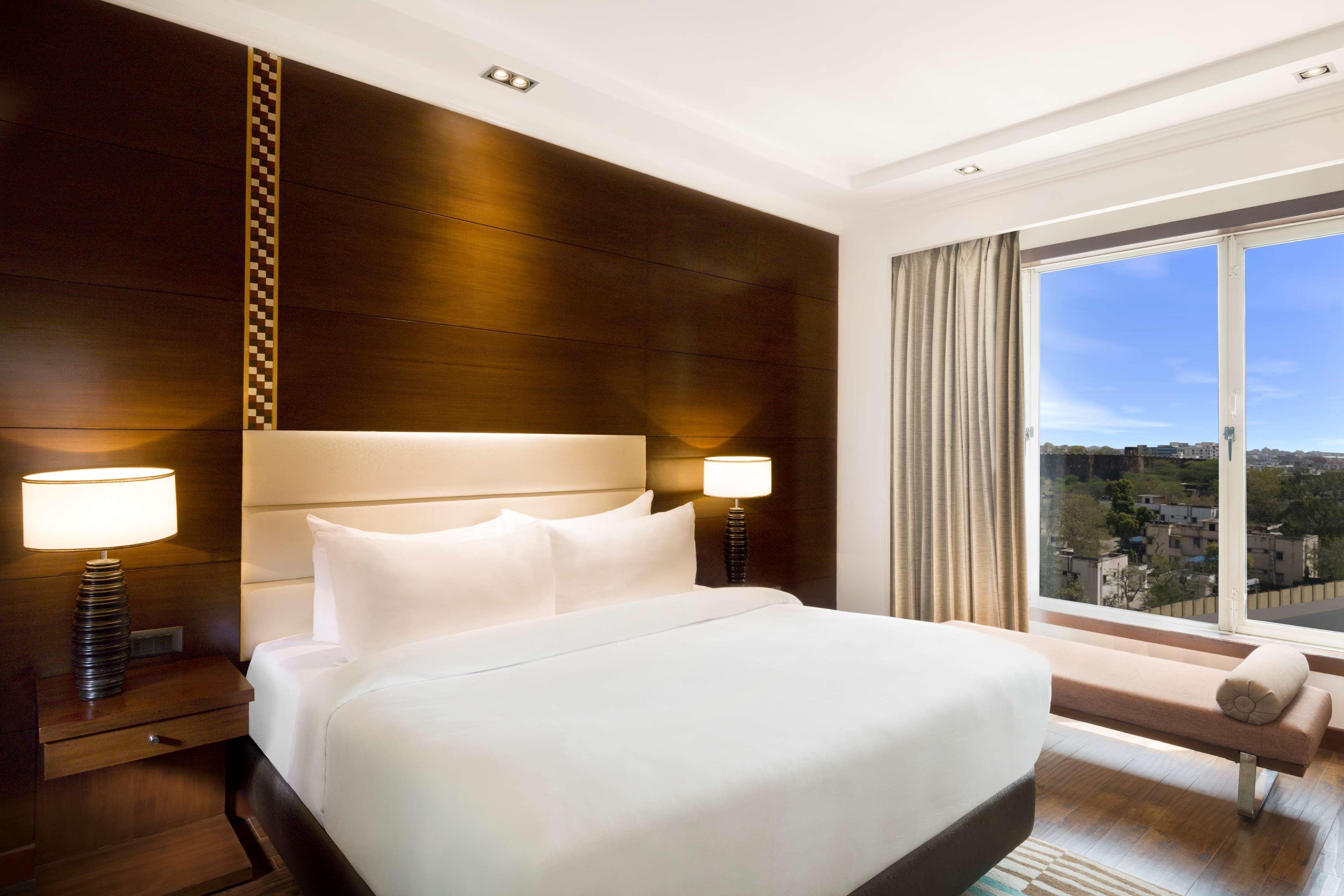 Radisson Jaipur City Center מראה חיצוני תמונה A bedroom at the hotel
