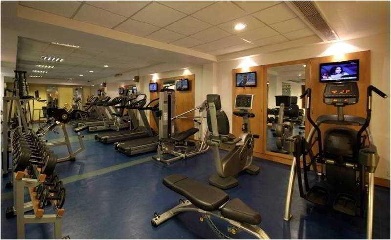 Radisson Jaipur City Center מראה חיצוני תמונה The gym at the hotel