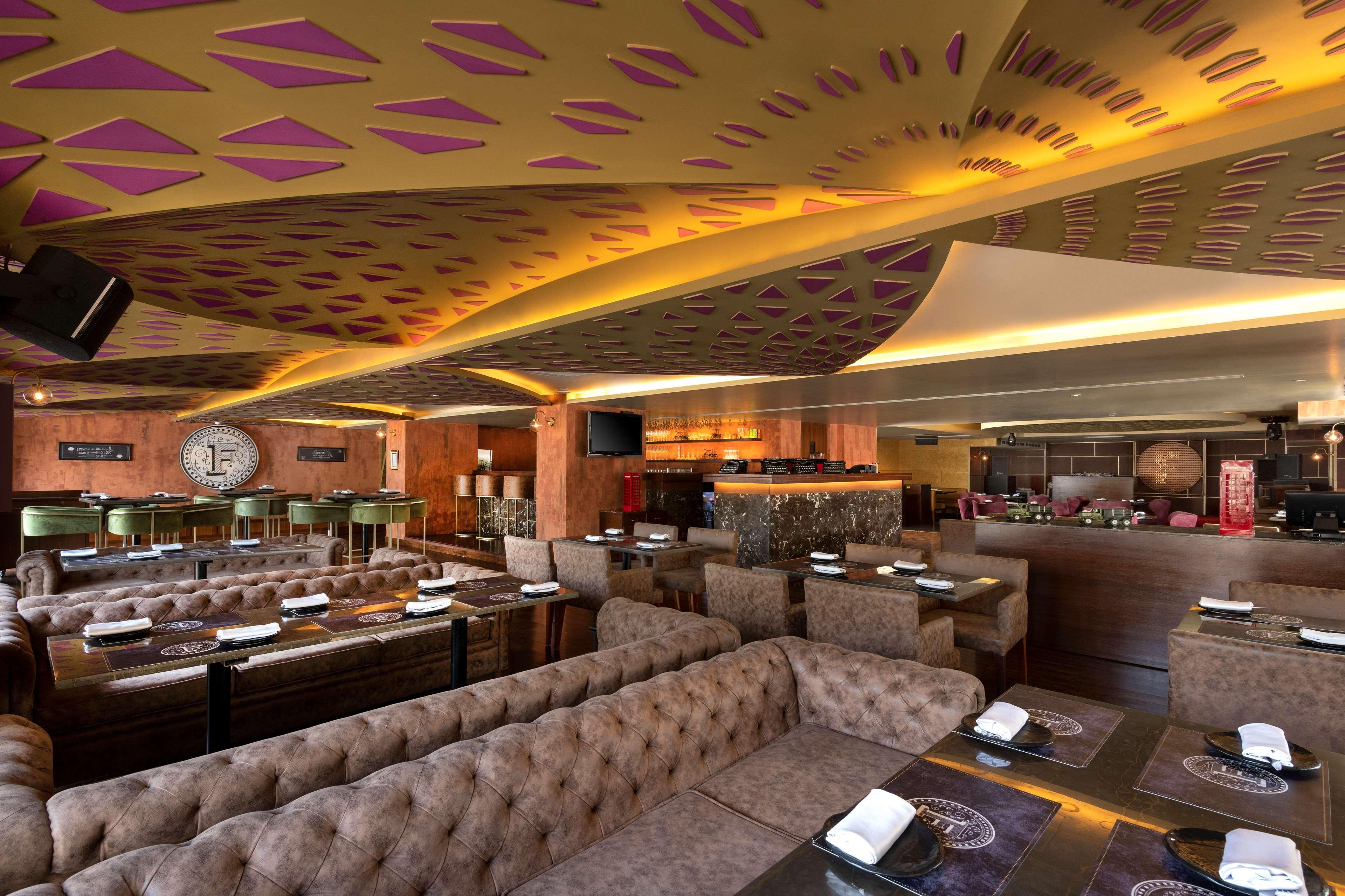 Radisson Jaipur City Center מראה חיצוני תמונה Interior of the restaurant