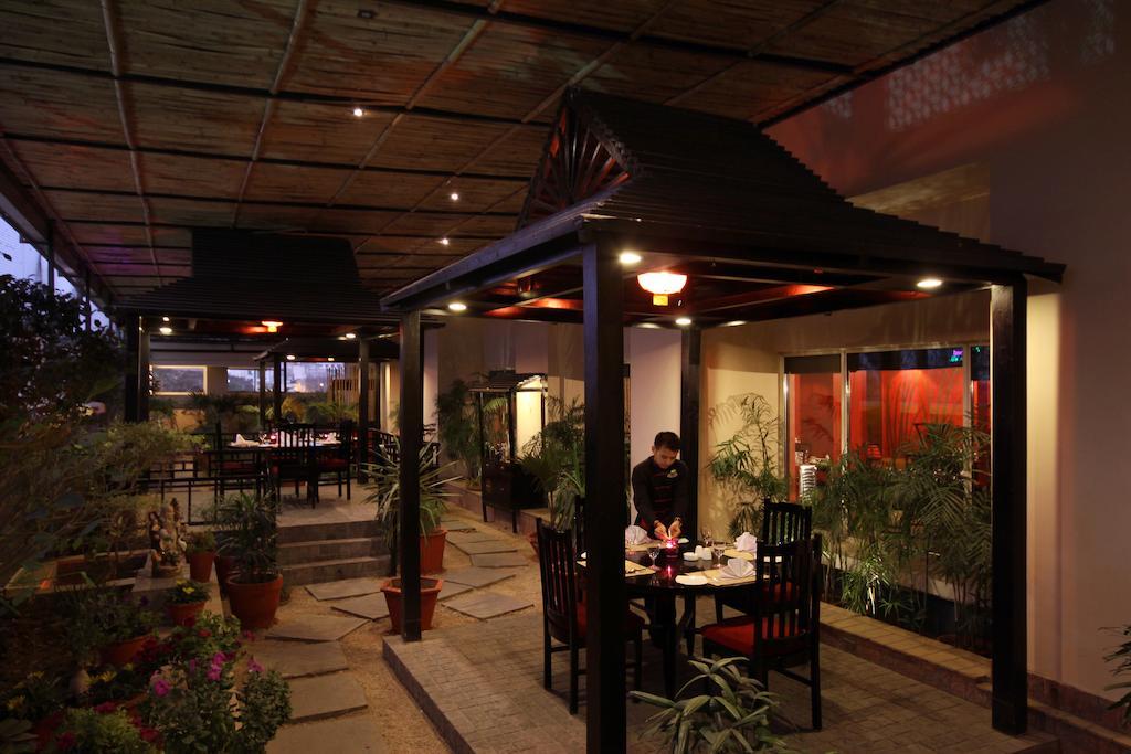 Radisson Jaipur City Center מראה חיצוני תמונה The interior of a restaurant in Islamabad, Pakistan
