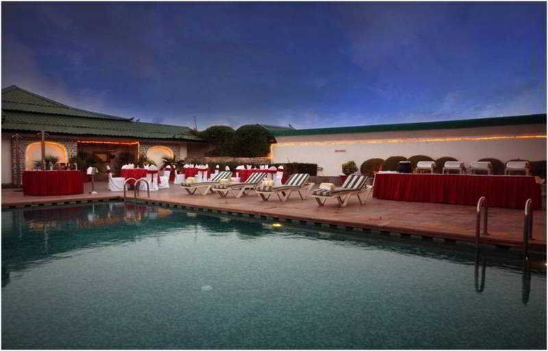 Radisson Jaipur City Center מראה חיצוני תמונה The pool at the Taj Bengal